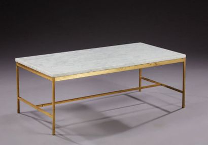 PAUL MCCOBB (1917-1969) 
Table basse à plateau rectangulaire en marbre blanc reposant...