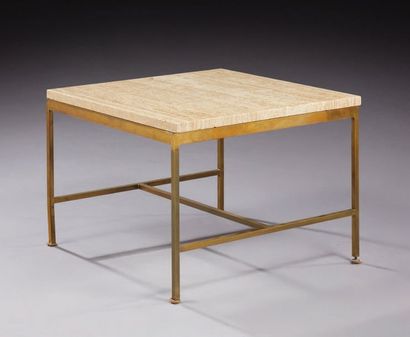 PAUL MCCOBB (1917-1969) 
Table basse, plateau en travertin reposant sur un piètement...