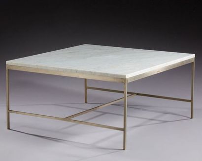 PAUL MCCOBB (1917-1969) 
Table basse, plateau carré en marbre blanc reposant sur...