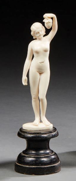 TRAVAIL 1900 «Femme nue à l'ananas»
Sculpture en ivoire
Base tournée en bois teinté...