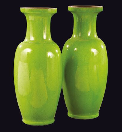 Travail des années 60 
Paire de vases balustres en céramique émaillée verte craquelée
H:...