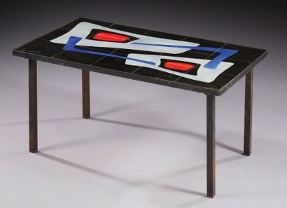 TRAVAIL DES ANNÉES 1960 
Table basse, plateau rectangulaire en carreaux de céramique...