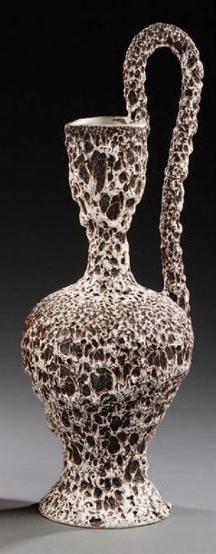 Marius GIUGE à VALLAURIS Vase amphore en céramique émaillée brune et blanche
Signé...