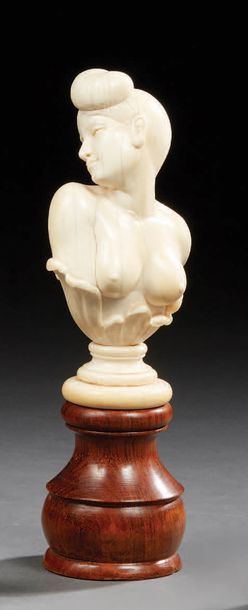 TRAVAIL 1900 "Bust of nude woman" Ivory
sculpture Turned wooden
base
H: 15 cm