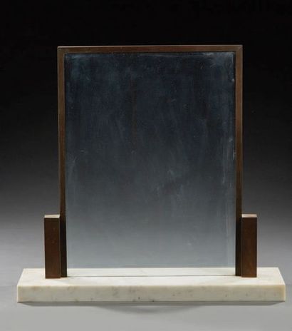 Wojtina TRAVAIL DES ANNEES 1960 
Cadre photo en laiton et verre, base en marbre blanc
H:...
