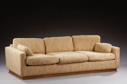 Travail des années 60 
Canapé lit, structure en bois garnis de tissu beige
H: 56...
