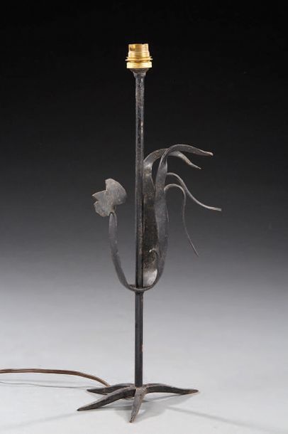 ATELIER MAROLLES, attribué à 
Lampe en fer forgé figurant un coq
H: 45 cm