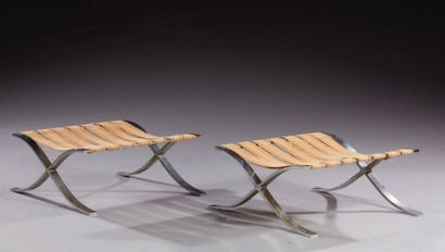 Mies-Van DER ROHE (1886-1969) 
Paire de repose-pieds en métal chromé
Manque les assises
H:...