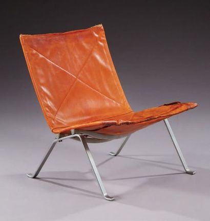 Poul KJAERHOLM (1929-1980) 
Fauteuil modèle «easy chair PK 22» en cuir brun et acier
Estampille...