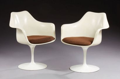 Eero Saarinen (1910-1961) 
Paire de fauteuils modèle «Tulipe» en fibre de verre et...
