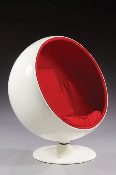 Eero AARNIO (né en 1932) 
Fauteuil modèle «Ball Chair», coque en fibre de verre laquée...
