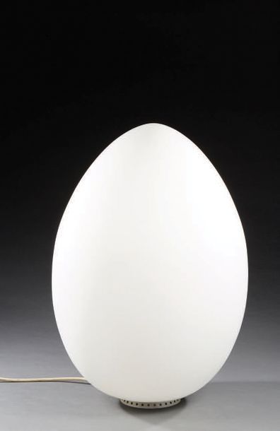 BEN SWILDENS (NÉ en 1938) 
Lampe modèle «Uovo» en verre opalin blanc, base en métal...