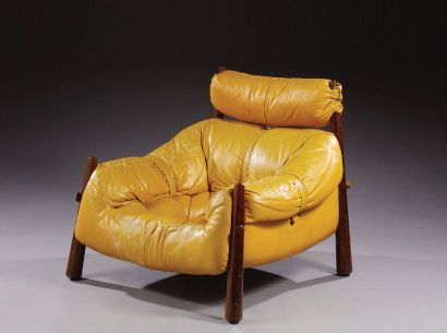 Percival LAFER (Né en 1936) 
Fauteuil en palissandre, garniture de cuir jaune Vers...