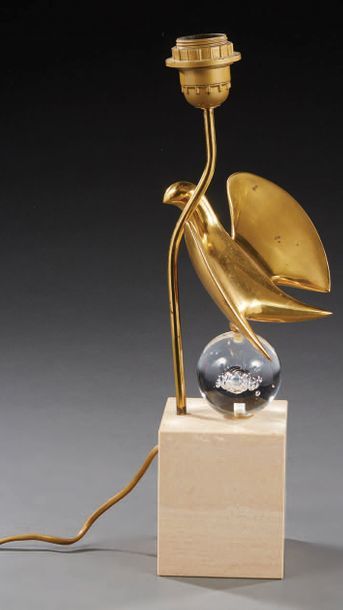 PHILIPPE JEAN (1931-1987) 
Lampe de bureau en bronze doré figurant un oiseau posé...