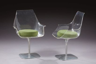 TRAVAIL 1970-1980 
Paire de fauteuils à assises moulées en plexiglass translucide...