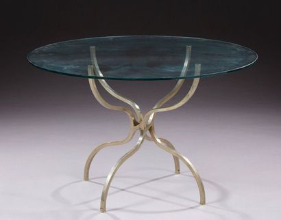 Georges GEOFFROY (XXème) 
Table de salle à manger à plateau circulaire en verre reposant...