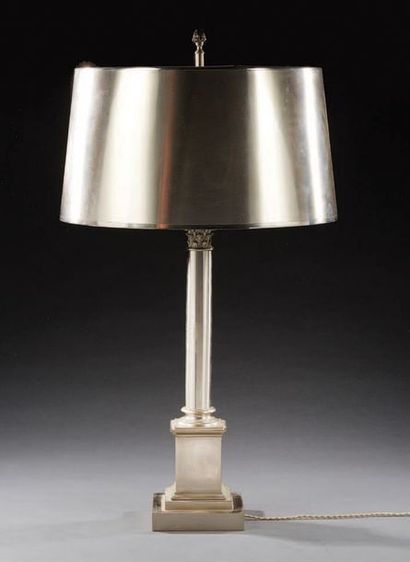 MAISON CHARLES Lampe de table en bronze argenté présentant une base carrée à gradins...