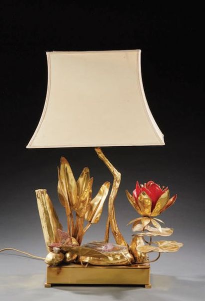 TRAVAIL DES ANNÉES 1970 
Lampe en métal doré, pierre dure et verre rouge à décor...
