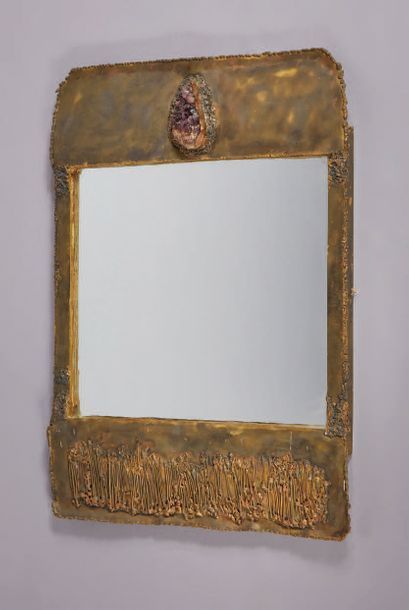 TRAVAIL DES ANNÉES 1970 
Miroir rectangulaire en laiton et agate
82 x 56 cm