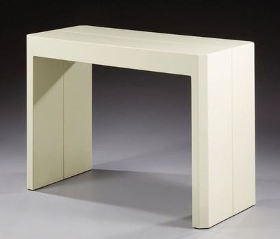 TRAVAIL ITALIEN MODERNE Table formant console en polymétacrylate ivoire présentant...