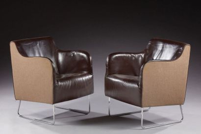 TRAVAIL MODERNE Paire de fauteuils, structure en bois garni de cuir et tissu brun,...