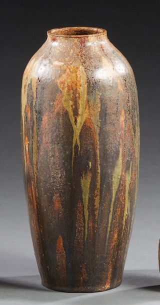 Travail vers 1900 
Enamelled stoneware baluster vase
H: 34 cm