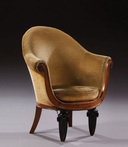 Maurice DUFRENE (1876-1958) 
Fauteuil en acajou et bois teinté à décor sculpté d'enroulements...