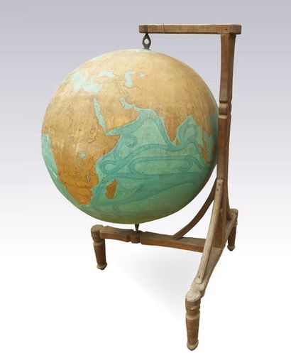 TRAVAIL FIN XIX-XXÈME World map in wood and painted
plaster Total height: 139 cm...