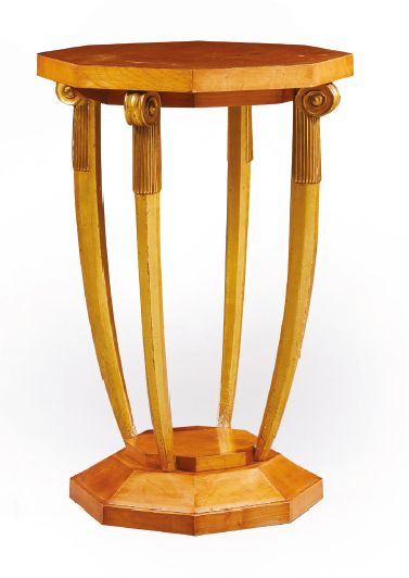 MAURICE DUFRENE, attribué à 
Pedestal table in blond walnut veneer and gilding with...