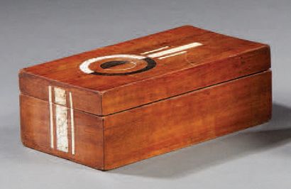 Travail des années 1930 
Covered box in rosewood veneer with geometrical decoration...