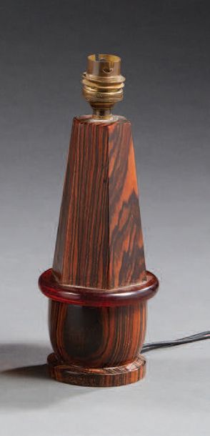 Travail des années 1930 
Table lamp, hexagonal rosewood shaft decorated with a bakelite
ring...