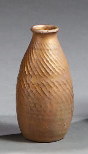 Théo PERROT (1846-1942) 
Vase ovoïde en grès émaillé brun Signé «Théo Perrot» et...