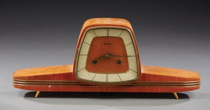 TRAVAIL des années 1950 
Pendule de table en bois vernis
Mouvement signé Hermle H:...