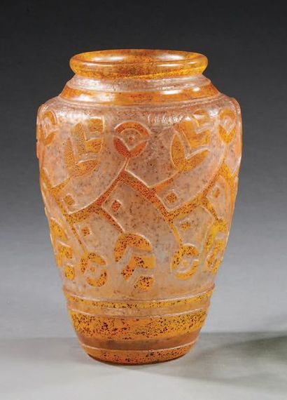 DAUM NANCY FRANCE Vase en verre épais orange et brun à décor en creux dégagé à l'acide...