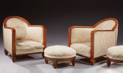 TRAVAIL FRANÇAIS 1925-1930 
Paire de fauteuils et leur repose-pieds en acajou teinté...