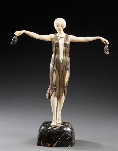 Samuel LYPCHYTZ (1880-1943) «Femme aux pommes de pins»
Sculpture chryséléphantine...