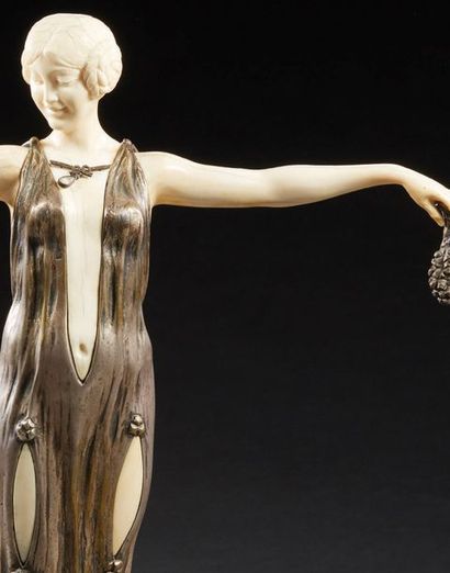 Samuel LYPCHYTZ (1880-1943) «Femme aux pommes de pins»
Sculpture chryséléphantine...