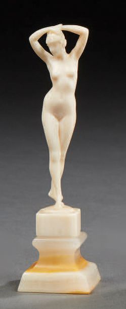 DELAPCHIE (XXème) «Femme se coiffant»
Sculpture en ivoire
Signée «Delapchie»
H: 7...