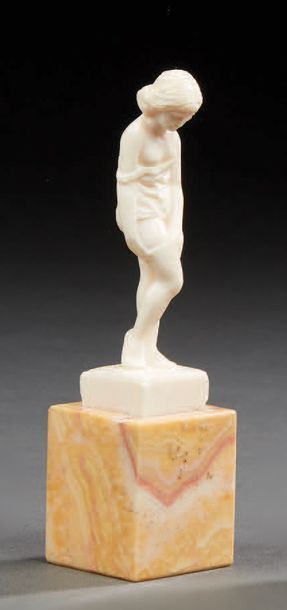 L.GOUSSOT (XXème) «Femme remontant son collant»
Sculpture en ivoire
Base cubique...