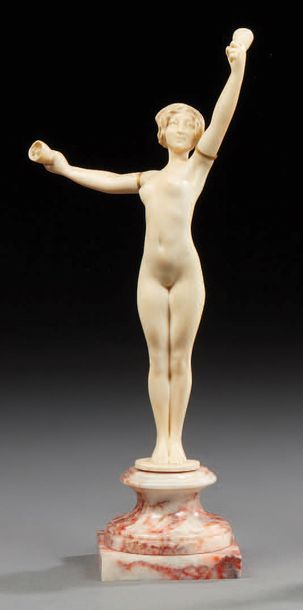 Louis SOSSON (actif c.1905-1930) «Femme aux flambeaux»
Sculpture en ivoire
Signée...
