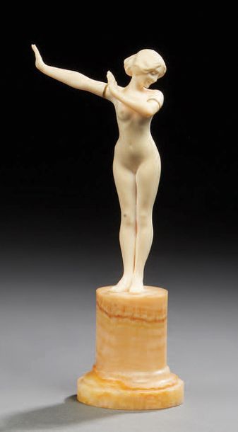 Louis SOSSON (actif c.1905-1930) “femme bras levés”
Sculpture en ivoire
Base cylindrique...