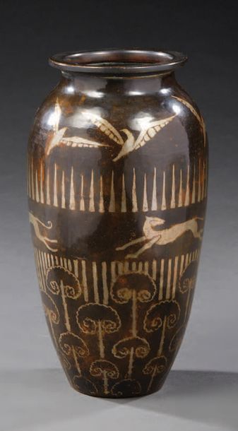 FERNAND GRANGE (XXème) 
Vase ovoïde en dinanderie martelée à décor à patine argentée...