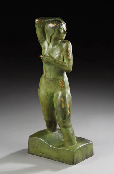 DEBEMAINS (XXème) 
Sculpture en bronze à patine verte et dorée figurant une femme...