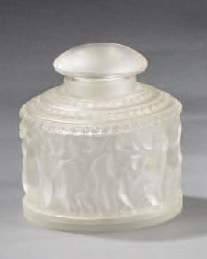 RENE LALIQUE (1860-1945) 
Flacon en verre blanc satiné moulé-pressé à décor d'une...