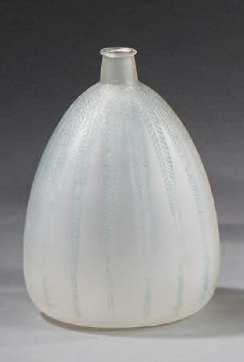 RENE LALIQUE (1860-1945) 
Vase «Fougères» en en verre blanc satiné moulé-pressé et...