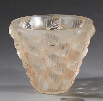RENE LALIQUE (1860-1945) 
Vase «Moissac» dit aussi «Feuilles en relief» en verre...