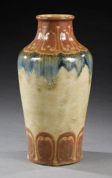 AUGUSTE DELAHERCHE (1857-1940) 
Vase en grès émaillé beige, brun et bleu à décor...