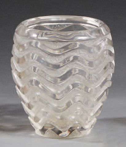 RENE LALIQUE (1860-1945) 
Vase en verre blanc moulé-pressé à décor d'ondulations...