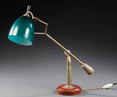 Édouard-Wilfrid BUQUET ( né en 1886) 
Lampe moderniste de bureau présentant un balancier...