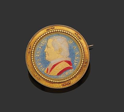 null Broche en or 18K (750) représentant d'un côté le profil du Pape Pie IX et au...